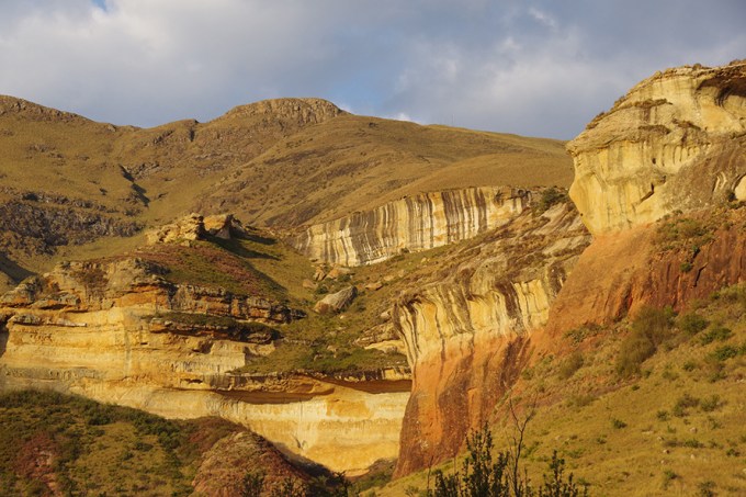 Late afternoon sun shines off sandstone cliffs in the Golden Gate National Park. In the19th and early 20th centuries blocks of eastern Free State sandstone, prized for their softness and lovely colour, were used to build churches, public buildings and grand homes across the province. <em>(<a href=index-393.html target="_blank" rel="noopener">Pieter Edelman</a>, <a href=index-394.html target="_blank" rel="noopener">CC BY-NC-ND 2.0</a>)</em>