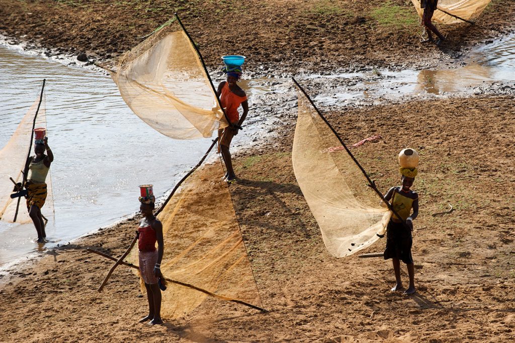 Afrca - Fisherwomen on the banks of the Niger River in the Kankan region of northeastern Guinea, on the Mali border