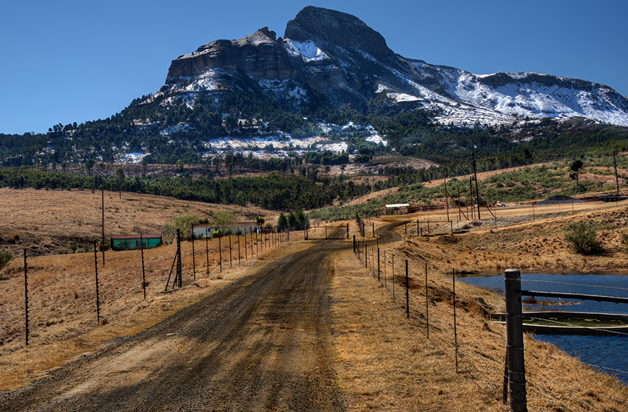 Winter colours on farmland and snow on mountains near the town of Harrismith in the eastern Free State. (Steve Slater, CC BY 2.0)