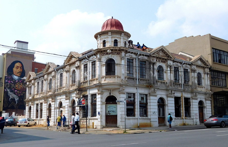 The Cosmopolitan building and a mural of Jan van Riebeeck in the Maboneng inner-city regeneration precinct in downtown Johannesburg. The Cosmopolitan was built in 1899, when the mining town was just 13 years old. (Adamina, CC BY 2.0)