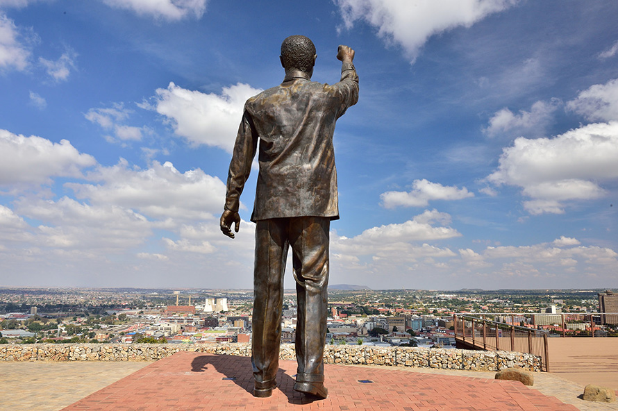 A statue of Nelson Mandela with his fist raised in the amandla salute overlooks the city of Bloemfontein. Naval Hill rises in the centre of the city and includes museums and a nature reserve. (South African Tourism, CC BY 2.0)