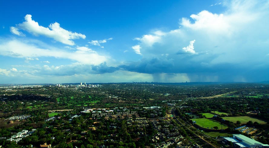 A late afternoon summer thunderstorm over Johannesburg, typical of the highveld climate, seen from the far north of the city. Joburg's original city centre can be seen in the middle, on the far horizon, while the newer Sandton CBD is in the nearer distance, towards the right. (Ryanj93 / CC BY SA 4.0)